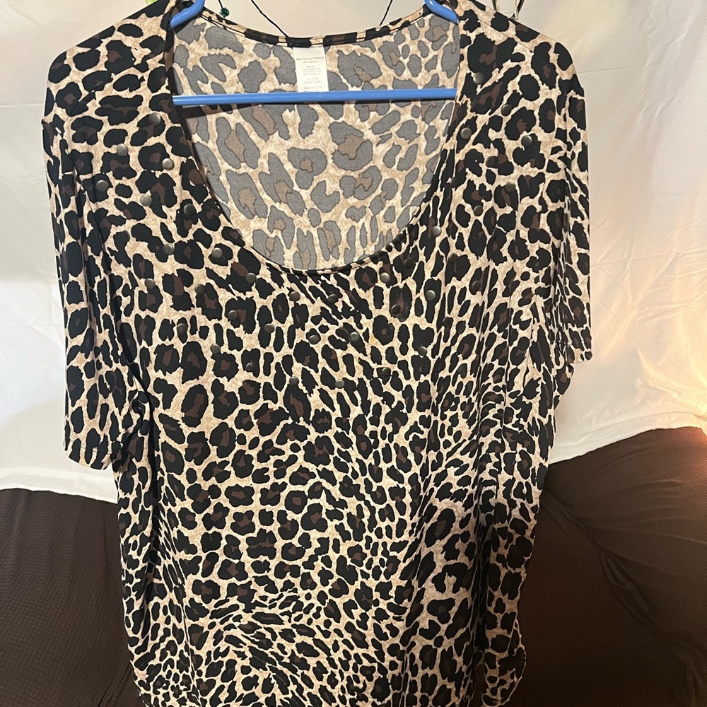 LEOPARD PRINTw/ STUDS WOMENS TOP